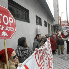 Un grupo de personas protesta contra los desahucios en Valladolid.-ICAL