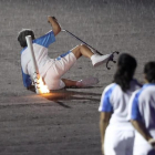 La atleta brasileña Marcia Malsar cae durante la ceremonia de apertura de los Juegos Paralímpicos en Río.-REUTERS / UESLEI MARCELINO