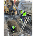 Trabajos de reparación de una tubería en la avenida de Burgos.- E. PRESS