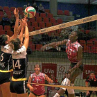 Dos jugadoras del VP Madrid intentan bloquear el remate de las Valquirias en Fuente la Mora.-EM