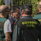 Ignacio González es trasladado a la comandancia de la Guardia Civil de Tres Cantos, en Madrid, el viernes 21 de abril para prestar declaración ante el juez.-EFE / SANTI DONAIRE