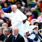 Los niños acompañan al Papa mientras saluda a los fieles a su llegada a a la plaza de San Pedro.-FRANCO ORIGLIA (GETTY IMAGES)