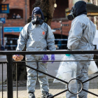Agentes de la policía trabajan cerca del lugar donde se encontró al exespía Serguéi Skripal y a su hija Yulia tras el ataque con un agente nervioso en Salisbury (sur de Inglaterra). /-GETTY IMAGES / JACK TAYLOR