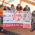 Los estudiantes del Arca Real posan junto con los profesores con un mural por la tolerancia.-PHOTOGENIC/ PABLO REQUEJO