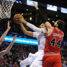 Gasol y Mirotic defienden el ataque de Andre Roberson.-Foto: USA TODAY SPORTS / MARK D. SMITH