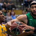 El pívot del Joventut Jerome Jordan lucha con el base del UCAM Murcia Charlon Kloof.-EFE / QUIQUE GARCÍA