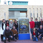 El equipo de organización del calendario posa junto al cartel de presentación en la Plaza Mayor de Pedrajas. EUROPA PRESS