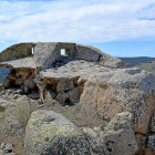 Vista de un puesto de defensa y ataque ubicado en un altozano de la sierra en el frente abulense.-L.P.