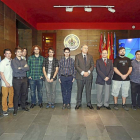 El rector de la UVA, Daniel Miguel San José, y el director de Telefónica en el Territorio Centro, Adrián García, con los emprendedores.-Ical