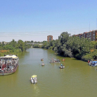 El ‘Leyenda del Pisuerga’ acompaña ayer a un grupo de embarcaciones participantes en la procesión fluvial.-ICAL