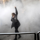 Estudiantes iranís se enfrentan a la policía frenta a la Universidad de Teheran este sábado.-EFE