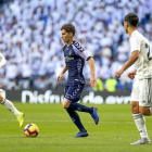 Toni conduce el balón anten la mirada de Modric, en el partido del pasado sábado en el Bernabéu.-PHOTO-DEPORTE