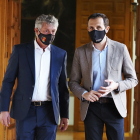 Sarbelio Fernández y Conrado Íscar conversan minutos antes de firmar el acuerdo, ayer en Pimentel. - MIGUEL ÁNGEL SANTOS