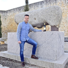 Manu Fariña, con un Gran Colegiata junto al emblemático Toro de piedra de la localidad zamorana de Toro.-