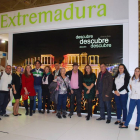 La directora general de Turismo del Gobierno de Extremadura, Elisa Cruz (4D), con un grupo de visitantes en el stand de Intur-Ical