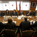 La vicepresidenta y consejera de Empleo, Rosa Valdeón, y el consejero de Fomento y Medio Ambiente, Juan Carlos Suárez-Quiñones, mantienen una reunión con los presidentes de las diputaciones provinciales para tratar temas de servicios en el ámbito rural-ICAL