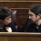 Los máximos dirigentes de Podemos, Iñigo Errejón y Pablo Iglesias, discuten en sus escaños del Congreso.-EFE