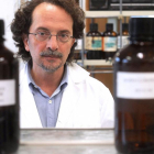 El profesor de la Universidad de Burgos, Carlos Rad, en el Laboratorio de Edafología de la Facultad de Ciencias.-ISRAEL L. MURILLO