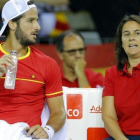 Conchita Martínez da indicaciones a Feliciano López en la eliminatoria de España en Rumanía de Copa Davis.-EFE / ROBERT GHEMENT