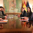 A la izquierda, los negociadores de ERC: Marta Vilalta, Gabriel Rufián y Josep Maria Jové. Frente a ellos, los del PSOE: José Luis Ábalos, Adriana Lastra y Salvador Illa.-