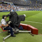 Camara de television siguiendo en La Rosaleda  el partido de liga entre el Malaga y  el FC Barcelona.-JORDI COTRINA