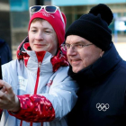 El presidente del COI, Thomas Bach, se hace un selfi con una voluntaria en Pieonchang.-EFE