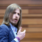 El portavoz del Grupo Parlamentario Podemos, Pablo Fernández, durante su intervención en el debate de política general en las Cortes de Castilla y León-ICAL