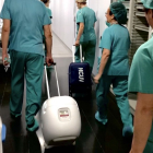 Varios profesionales transportan el corazón protegido con este innovador sistema en el Clínico. EL MUNDO