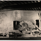 Fotografía de Dora Maar de El Guernica inacabado, en el estudio parisino de Picasso. La fotografía la conserva el Archivo de Salamanca.-