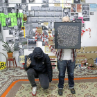 Los dos artistas posan en su taller ficticio.-J. M. Lostau