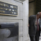 Un anciano griego sale de la sucursal de un banco.-Foto: AP / THANASSI STAVRAKIS