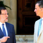 Mariano Rajoy y Felipe VI, en la reunión que mantuvieron en Marivent el 8 de agosto del 2014, la primera para el jefe del Estado que había subido al trono dos meses antes.-EFE / BALLESTEROS