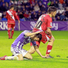Óscar Plano se lamenta de una ocasión desaprovechada por el Valladolid frente al Rayo.-J.M. LOSTAU