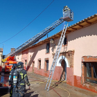 Los Bomberos de la Diputación de Valladolid extinguen un incendio en una vivienda de Villavicencio. BOMBEROS D. V.