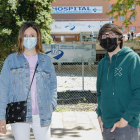 Berta y Cristian, médicos afectados por los cambios en el MIR, frente al Clínico de Valladolid.- J. M. LOSTAU