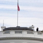 Agentes del Servicio Secreto inspeccionan el tejado de la Casa Blanca, este martes en Washington.-Foto:   AP / JACQUELYN MARTIN