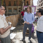 El secretario general de Podemos en Castilla y León, Pablo Fernández, visita una caseta de la formación morada en Valladolid.-ICAL