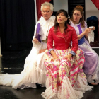 Parte del elenco de ‘La traición en la amistad’, durante un ensayo.-E. M.