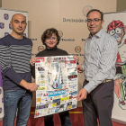 Jesús Alberto del Río, Elisa Colías y Víctor Alonso posan con el cartel de la marcha ciclista. E-E.M