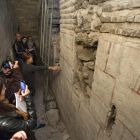 Presentación de los hallazgos y estudios arqueológicos durante la restauración de la fachada de la Catedral. En la foto, la arqueóloga de la Fundación Santa María la Real del Patrimonio Histórico, Zoe Escudero, muestra el habitáculo que han encontrado dur-ICAL