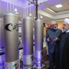 Fotografía de archivo realizada el 9 de abril de 2019 que muestra al presidente iraní, Hasán Rohaní, durante una visita a la organización de tecnología nuclear Ali Akbar Salehila en Teherán.-PRESIDENCIA IRANÍ