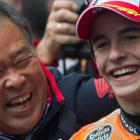 El japonés Shuhei Nakamoto comparte risas con Marc Márquez.-MIRCO LAZZARI