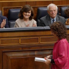 La ministra de Hacienda, María Jesús Montero, pasa ante la bancada del Gobierno en el debate de Presupuestos.-JOSE LUIS ROCA