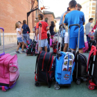 Varios alumnos apilan mochilas en la entrada del colegio.-ICAL