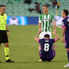 Real Betis' Spanish midfielder Joaquin (C TOP) helps Valladolid's Spanish midfielder Kike Perez to stand up under the eyes of Spanish referee Jaime Latre (L) during the Spanish league football match between Real Betis and Valladolid at the Benito Villamarin stadium in Sevilla on September 20, 2020. (Photo by CRISTINA QUICLER / AFP)