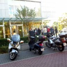 ‘Moteros’ esperan ayer a la entrada del Centro Cívico Luelmo-Santiago