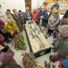 Visitantes del Museo de San Joaquín y Santa Ana atienden a las explicaciones de Jesús de Río sobre la talla del Cristo Yacente.-Pablo Requejo
