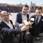 Brindis con cerveza sin en el balcón del Ayuntamiento durante la presentación.-ICAL