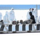 Inmigrantes rescatados a su llegada al puerto de Messina, en Sicilia, el sábado.-Foto: AP