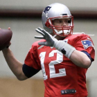 Tom Brady se dispone a pasar durante un entrenamiento en Minneapolis el miércoles.-MARK HUMPHREY / AP
